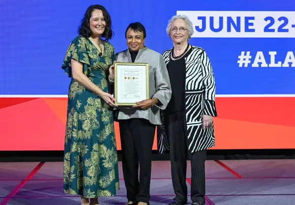 2023 Howard Award winner Carla Hayden with ALA President Pelayo-Lozada